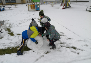 dzieci na beli śniegowej